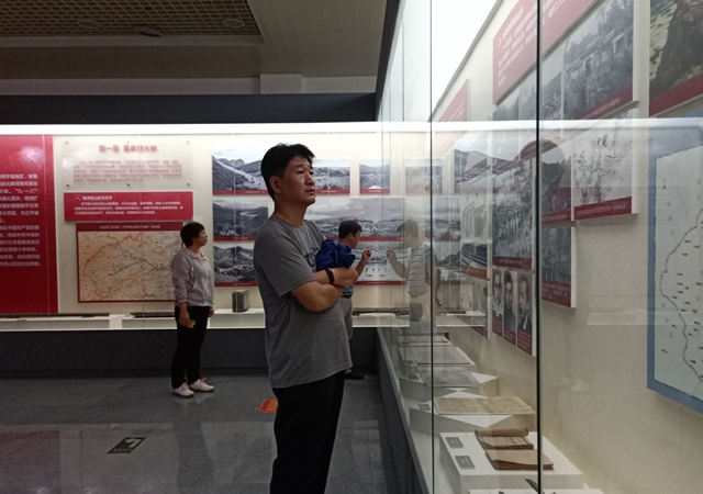 2-党员们认真观看展览(任海濛摄) 2-党员们认真观看展览(任海濛摄)