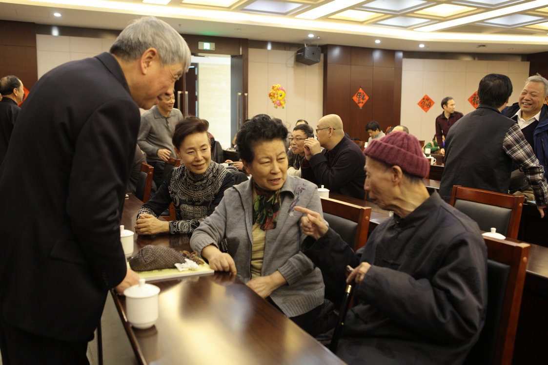 林岫、刘恪、周持与老主席易海云交谈 林岫、刘恪、周持与老主席易海云交谈