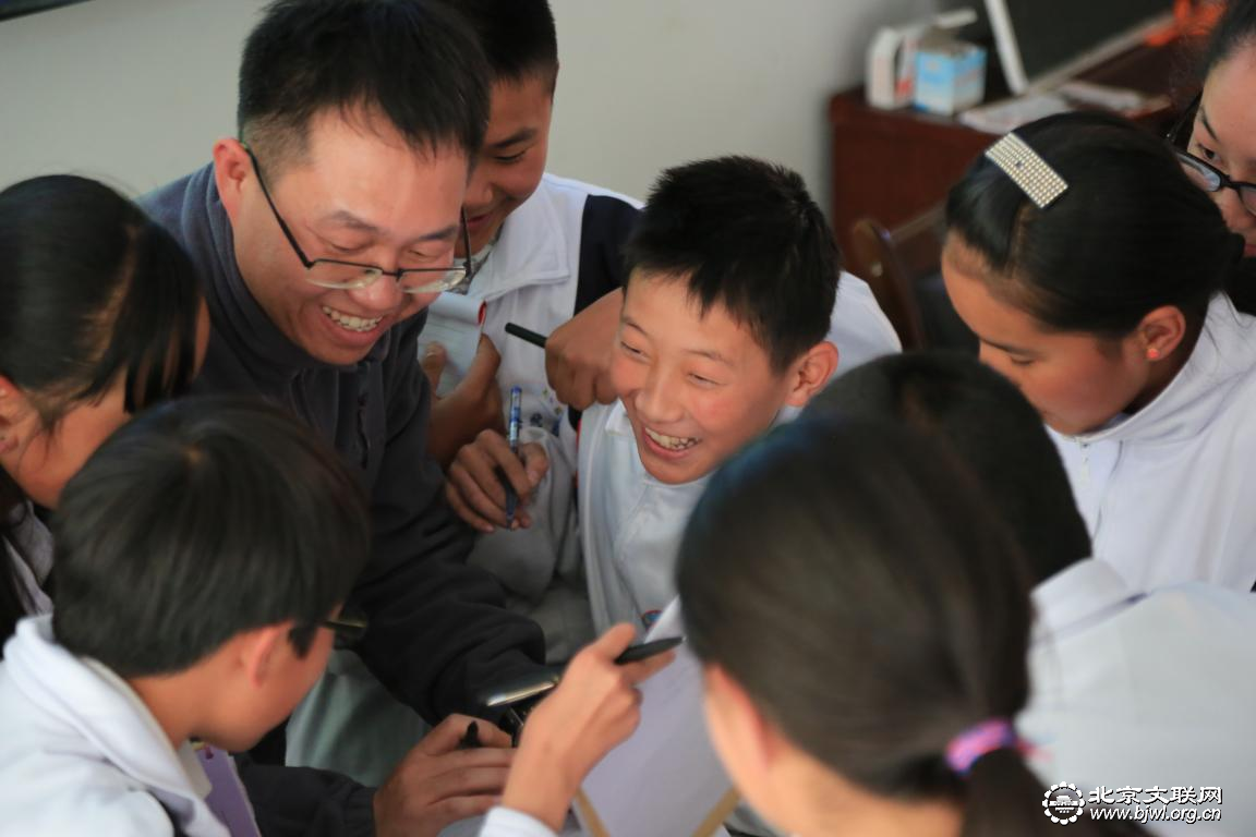 林遥被学生围住签名