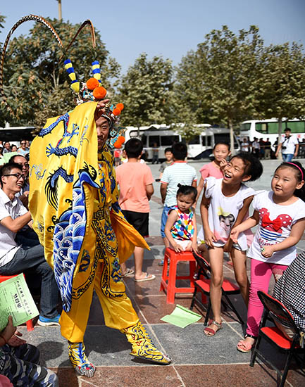 京剧变脸受到当地小观众的追捧 京剧变脸受到当地小观众的追捧