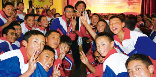 04 相声演员祥子被热情的拉萨江苏中学小观众们“包围”。