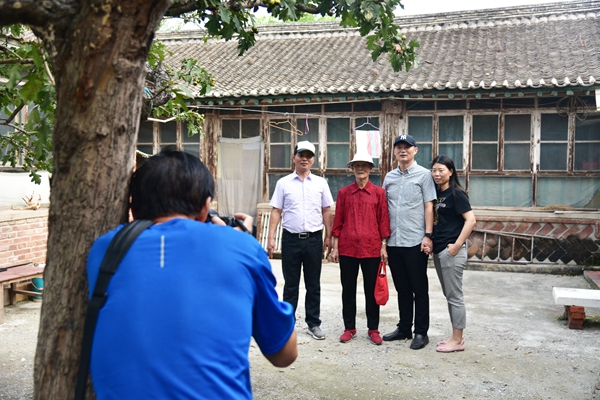 图7、李如升为村民老宅摄影——留住乡愁记忆