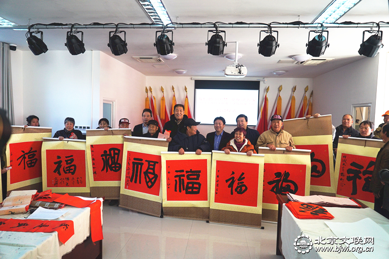 为老人赠送装裱好的福字