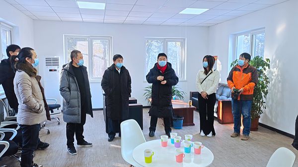 插图2:影视家协会团体会员单位运营负责人肖铁成介绍影视拍摄场地概况 插图2:影视家协会团体会员单位运营负责人肖铁成介绍影视拍摄场地概况