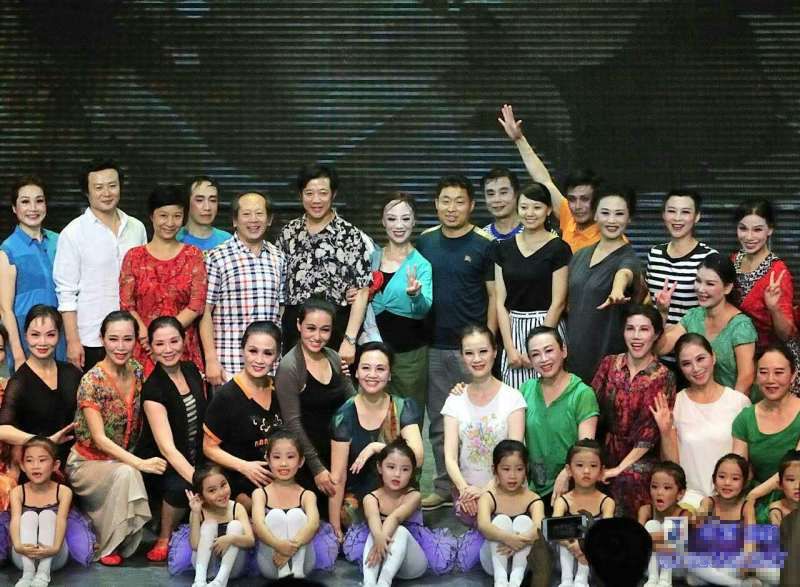 观演领导嘉宾和演职员们合影 观演领导嘉宾和演职员们合影