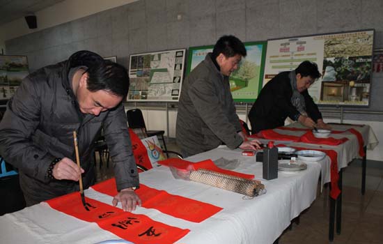 “文化惠民生、共筑中国梦”送书画下乡走进庞各庄镇梨花村活动中现场书写春联副本.jpg “文化惠民生、共筑中国梦”送书画下乡走进庞各庄镇梨花村活动中现场书写春联副本.jpg