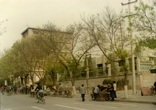 插图5:入选组照《光华鞋厂外景》(1993年) 插图5:入选组照《光华鞋厂外景》(1993年)