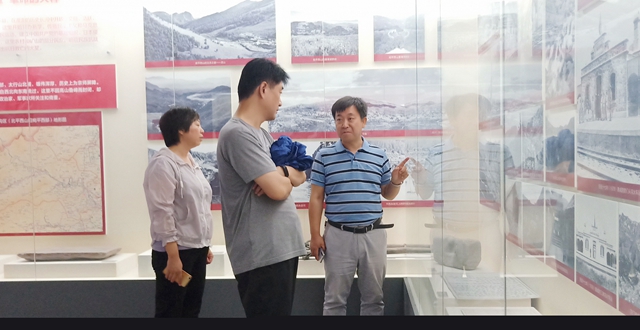 3-听文联党组书记、常务副主席彭天和讲革命故事(任海濛摄) 3-听文联党组书记、常务副主席彭天和讲革命故事(任海濛摄)