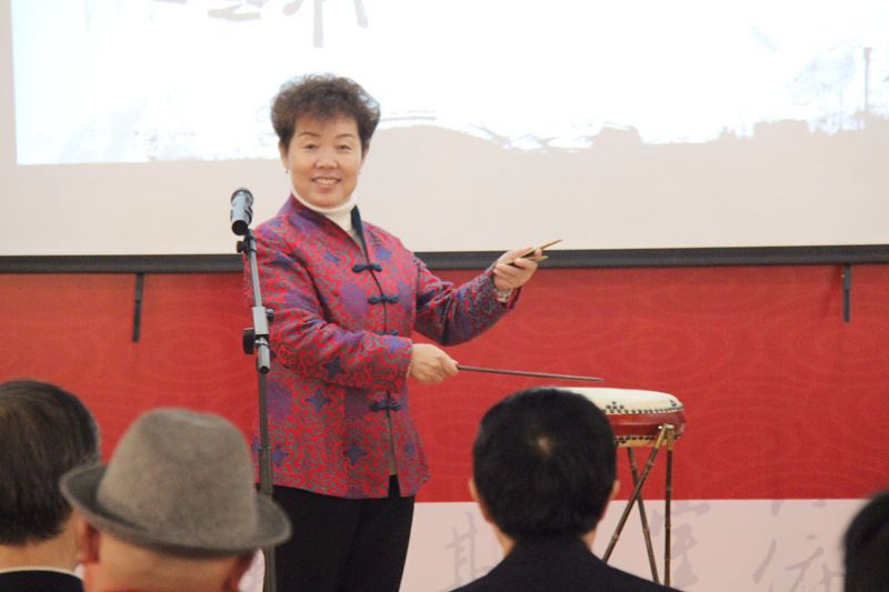 插图5：李俊表演京东大鼓《节俭点亮十九大》