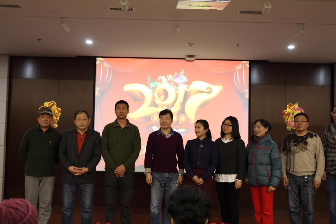 新入会会员上台亮相 新入会会员上台亮相