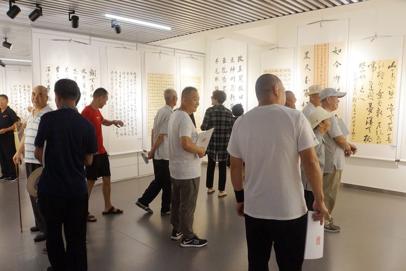 插图4:市民观展 插图4:市民观展