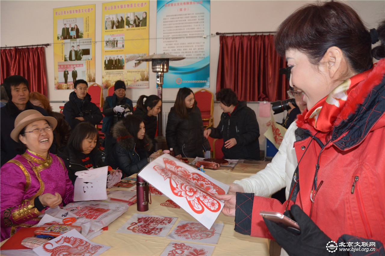 剪纸艺术家孙二林现场创作的“福“字送给村民