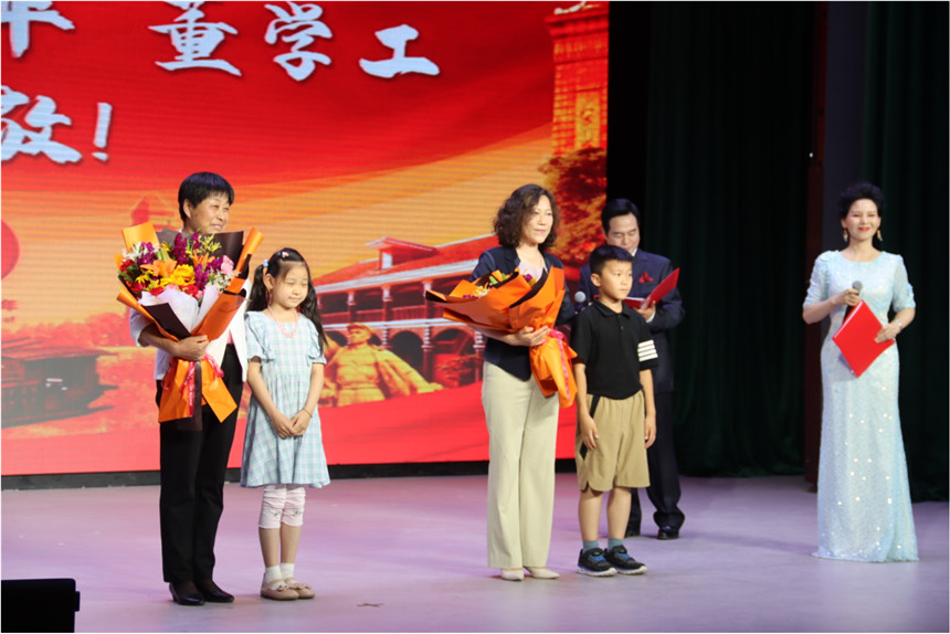 西颐小学的学生向海淀区优秀党员代表贾秀杰、董学工献花