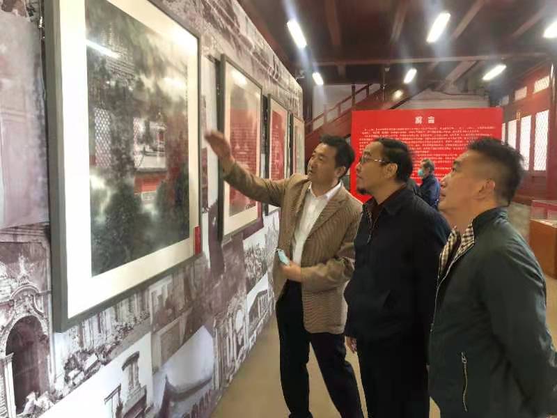 嘉宾参观展览2 嘉宾参观展览2