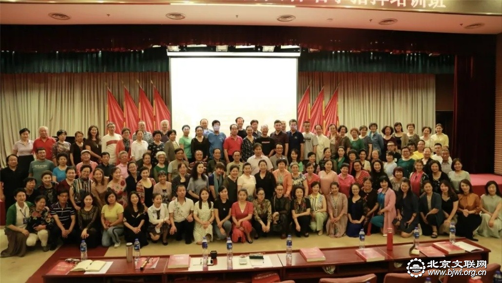 7培训课结束后参与培训的学员和老师合影