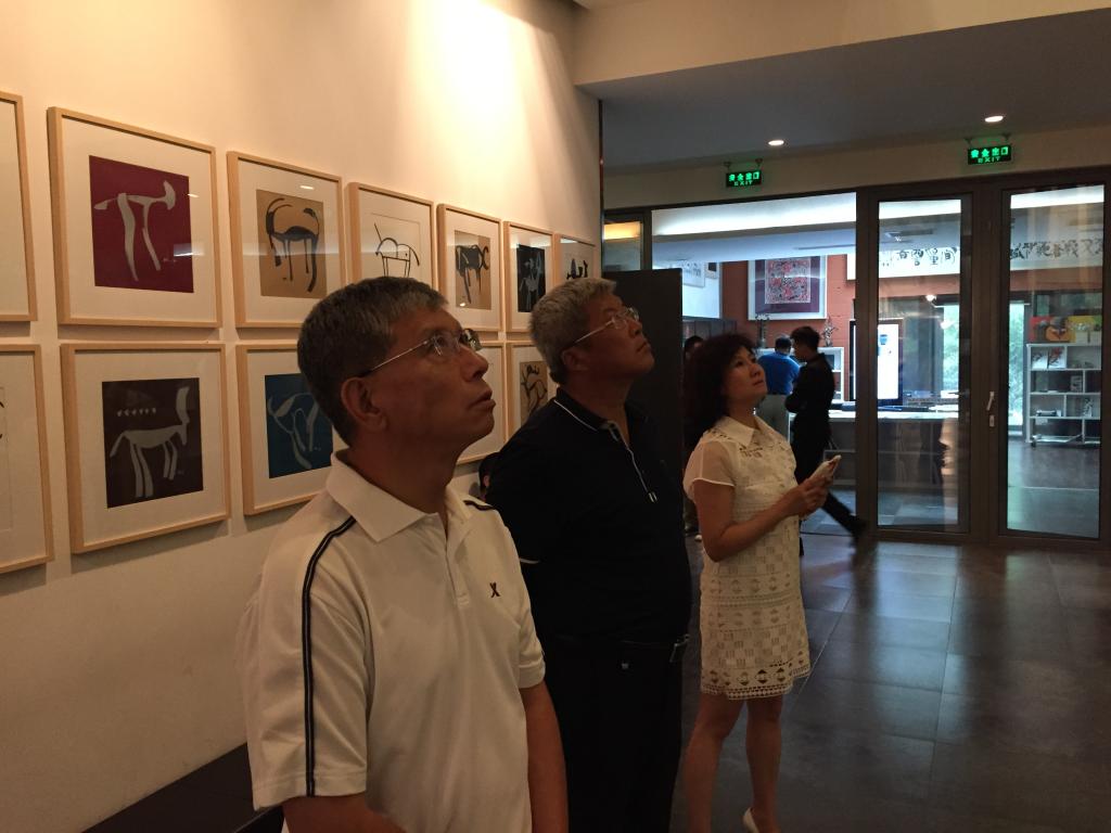 原市文联党组副书记王德新、西城文联常务副主席杨海森参观韩美林艺术馆 原市文联党组副书记王德新、西城文联常务副主席杨海森参观韩美林艺术馆