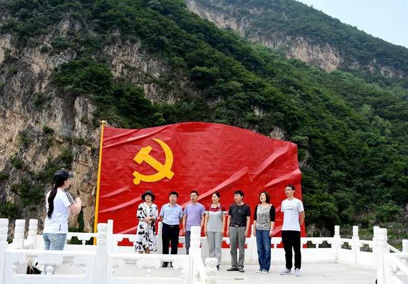 插图5:全体党员合唱《没有共产党就没有新中国》 插图5:全体党员合唱《没有共产党就没有新中国》