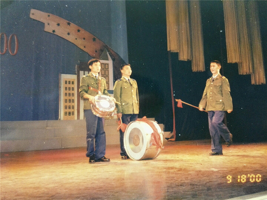 图3、在军演出队时的表演