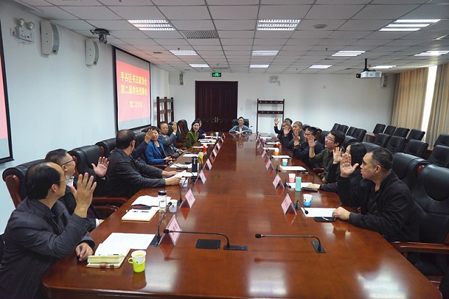 3举手表决选举第二届常务理事会继任主席