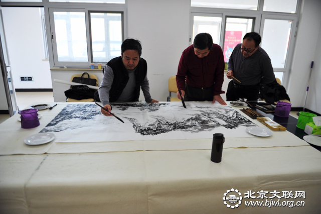 2北京美协副主席贺成才与美术家王林、赵景岩合作创作“燕山春韵”