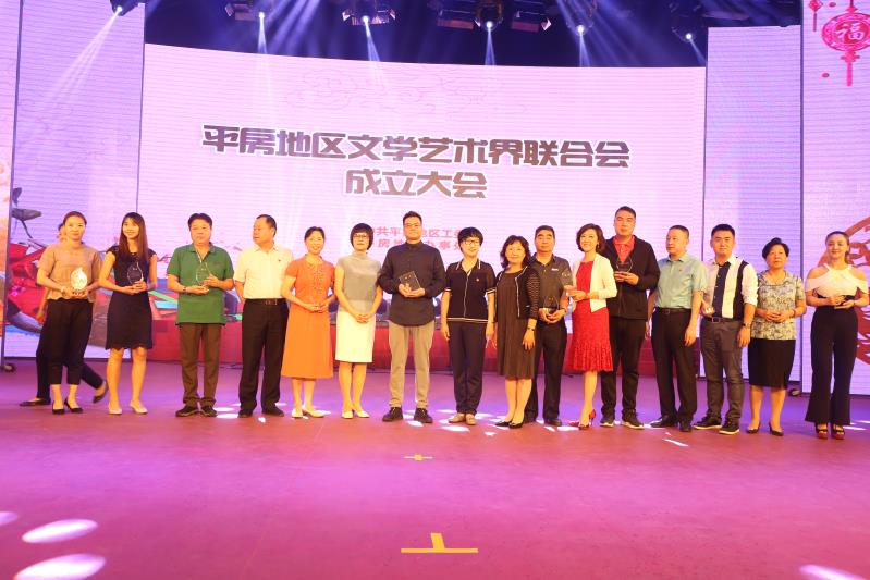 3为艺术家颁发聘书(平房文联供图) 3为艺术家颁发聘书(平房文联供图)