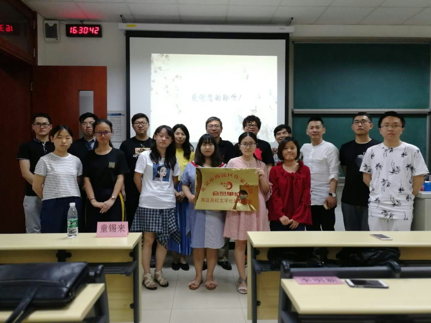 “作家进校园”嘉宾与高校学子代表合影