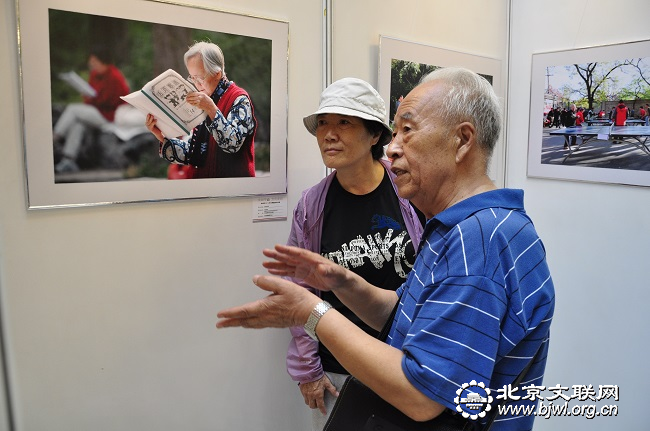 建国门街道文联主席关宗山为参加“名城印象 文化东城”摄影展的社区摄影爱好者做现场讲解。 建国门街道文联主席关宗山为参加“名城印象 文化东城”摄影展的社区摄影爱好者做现场讲解。