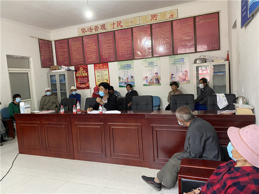 6-区文联领导班子还对友好村吕家村两委班子成员及垃圾分类指导员进行了垃圾分类指导培训(白雪摄) 6-区文联领导班子还对友好村吕家村两委班子成员及垃圾分类指导员进行了垃圾分类指导培训(白雪摄)