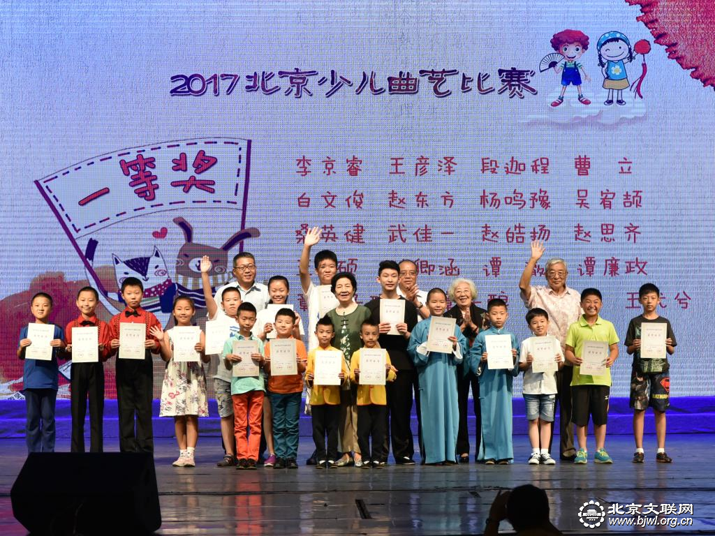 市文联党组书记沈强等为一等奖获得者颁奖 市文联党组书记沈强等为一等奖获得者颁奖