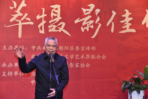 2北京摄影家协会主席叶用才致辞(朝阳区文联供图) 2北京摄影家协会主席叶用才致辞(朝阳区文联供图)