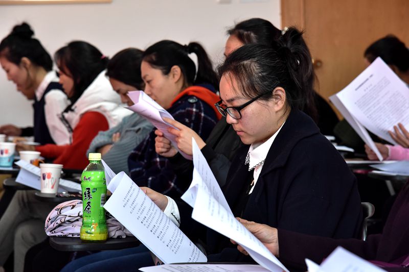 插图2:会员认真阅读密云区舞协相关资料 插图2:会员认真阅读密云区舞协相关资料