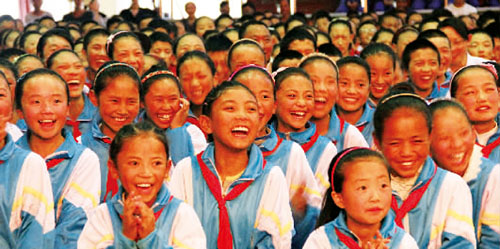 03 首都艺术家来演出了,拉萨堆龙德庆县中学的孩子们上了一堂特殊的艺术课。