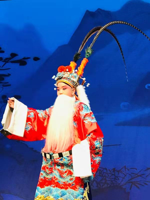 插图1:孩子们在表演 插图1:孩子们在表演