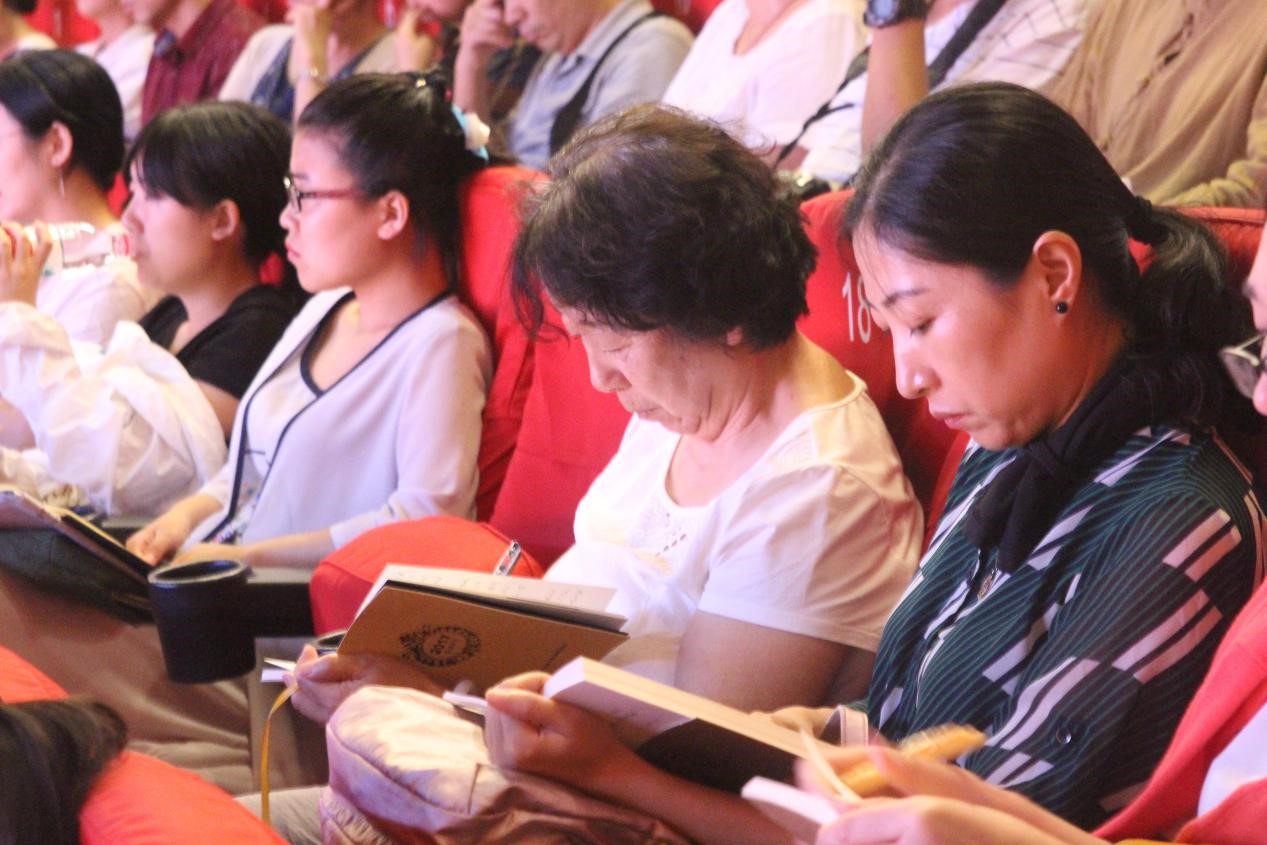 观众认真聆听讲座