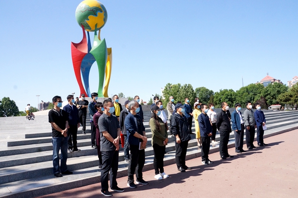 插图1:首都绿化办领导、森林城市专家,主、承办单位领导及各协会艺术家参加了启动仪式 插图1:首都绿化办领导、森林城市专家,主、承办单位领导及各协会艺术家参加了启动仪式