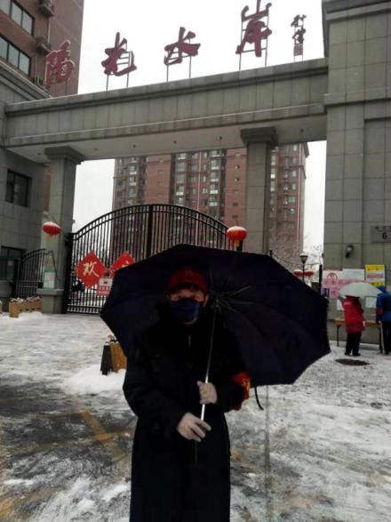 孙明舜同志寒雪中值守阳光水岸小区 孙明舜同志寒雪中值守阳光水岸小区