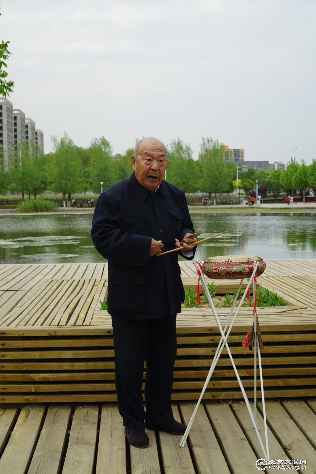 老艺术家蔡连元现场演唱大鼓书