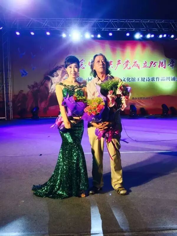 5诗人王健（右一）与主持人高圆圆合影