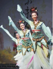 04 展现古典美的舞蹈《踏歌》  王晓溪  摄 04 展现古典美的舞蹈《踏歌》  王晓溪  摄