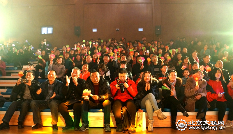 插图7：演出引燃现场观众的激情欢呼