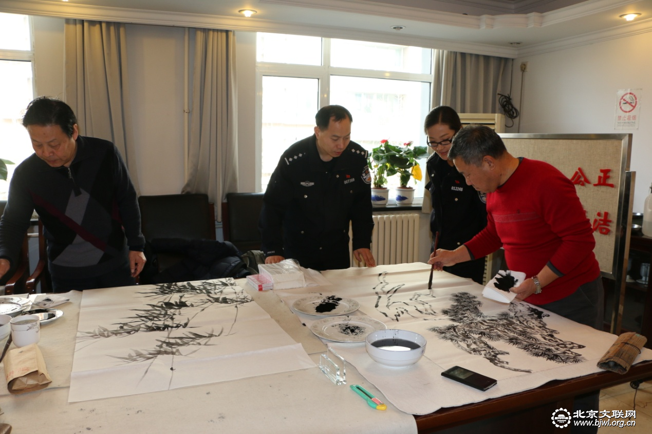 交警观摩艺术家创作