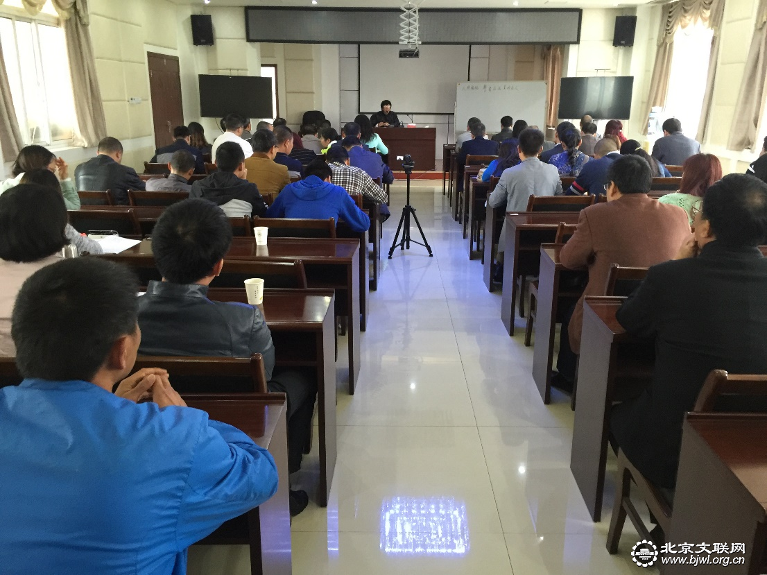 7 中国书协会员、北京书协理事马俊明老师为什邡书协会员进行题为《学书在法，其妙在人》的专题培训。