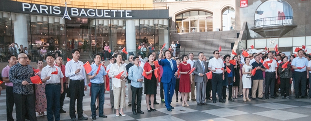 4朝阳区文联举办“我爱你中国”千人快闪活动(摄影:刘德祥) 4朝阳区文联举办“我爱你中国”千人快闪活动(摄影:刘德祥)