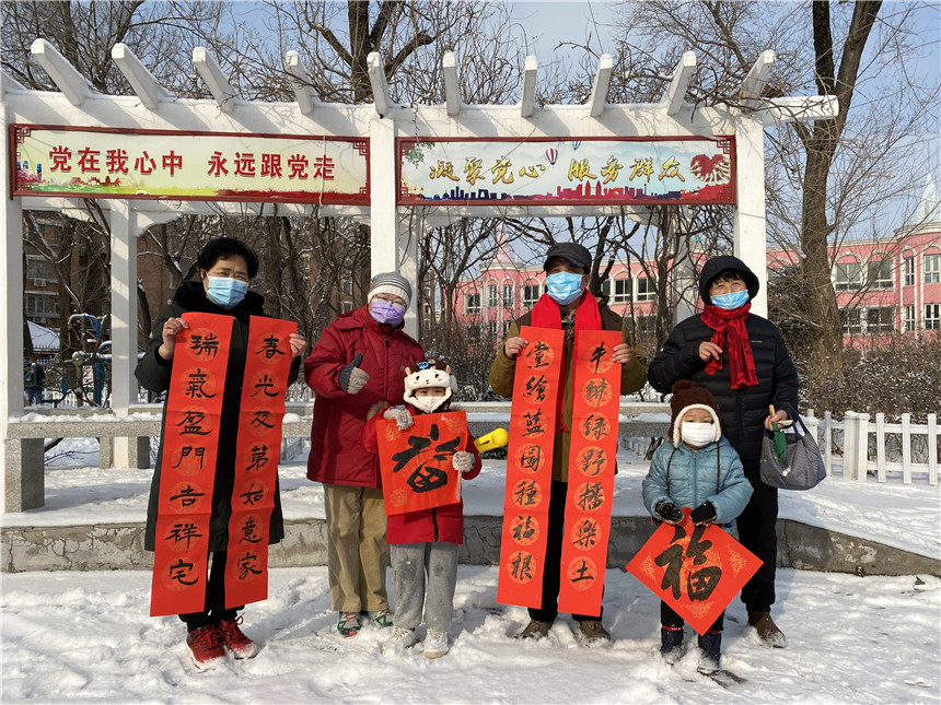 3-艺术家向社区群众送去春节祝福（白雪摄）