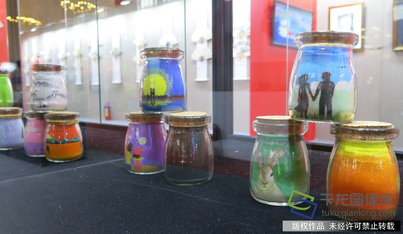 04 7月27日，第六届北京文学艺术品展示会在北京展览馆开幕。文创推介展区展出的沙瓶工艺品。千龙网记者 张嘉玉摄