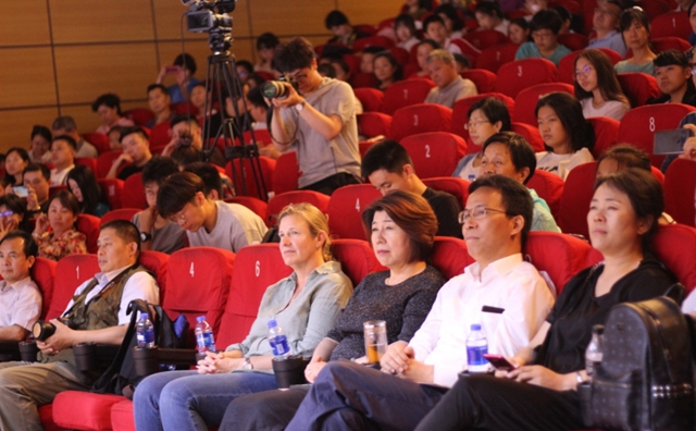 11现场观众聚精会神观看