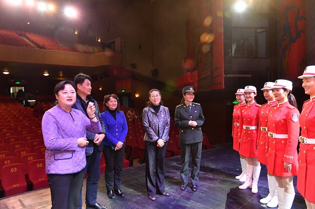 2区委常委、宣传部部长黄晓伟参加活动(张正晔摄) 2区委常委、宣传部部长黄晓伟参加活动(张正晔摄)