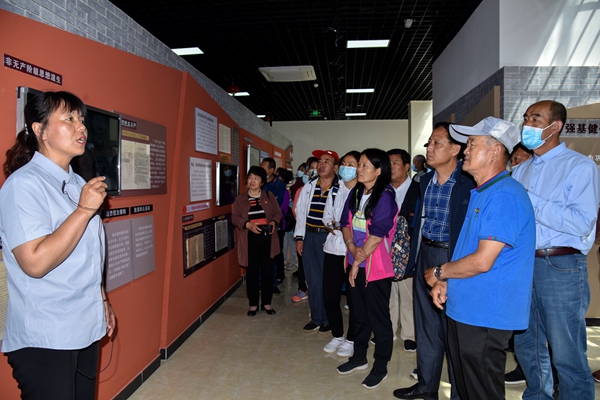 图2、会员听讲解 图2、会员听讲解