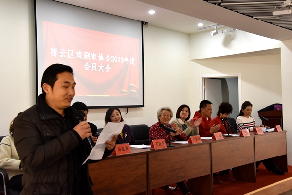 插图4：新会员代表梁宇林发言