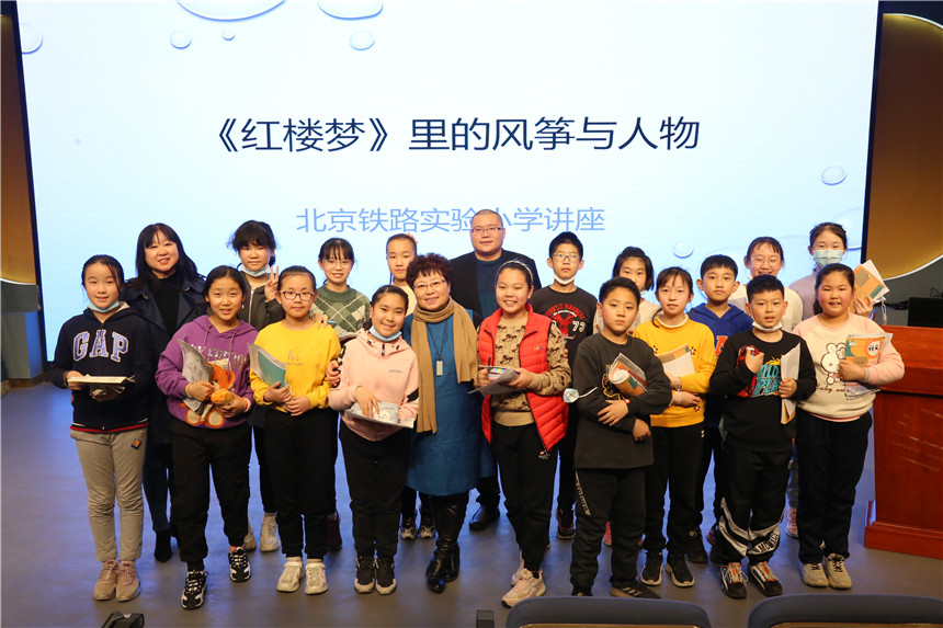 李明新和部分同学合影留念